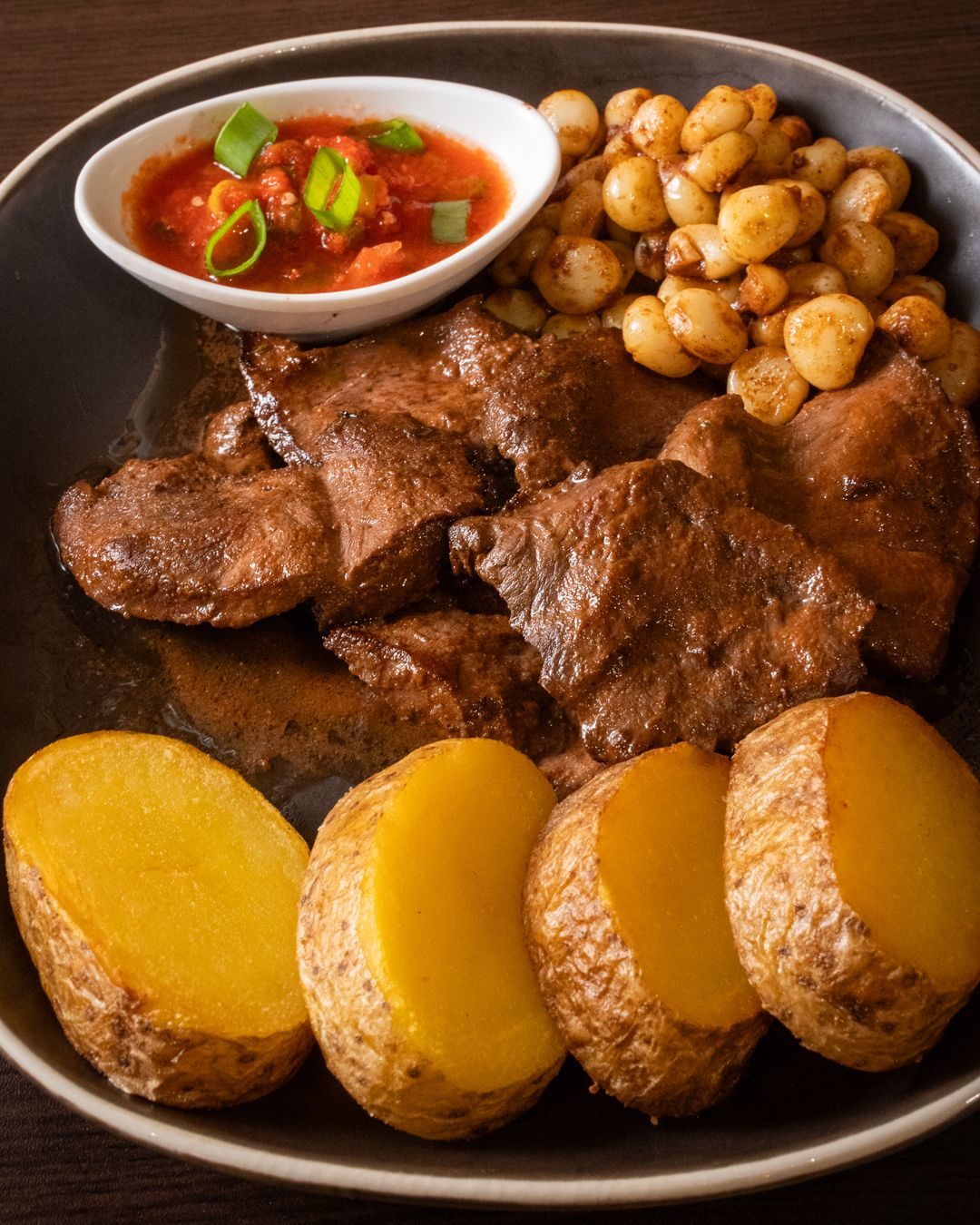 Anticuchos con patatas y salsa