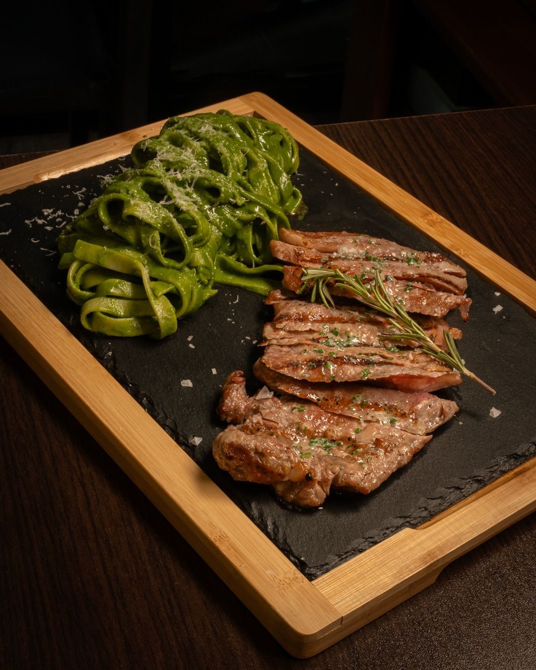 Entrecot con tagliatelle al pesto criollo